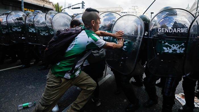 Una protesta de jubilados por los recortes de Milei desata la mayor represión del Gobierno argentino